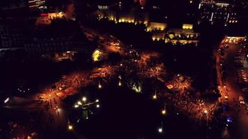 tbilisi, georgië, 2022 - luchtfoto mensen marcheren in straten op groot eu-pro rally-evenement. duizenden mensen op een vreedzaam demonstratie-evenement. pro-europese rally-evenement in hoofdstad georgië video