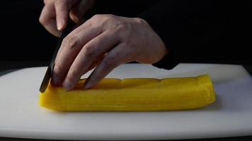 chef-kok snijden eieren bar voor het maken van sushi - mensen met favoriete gerecht japans voedsel concept