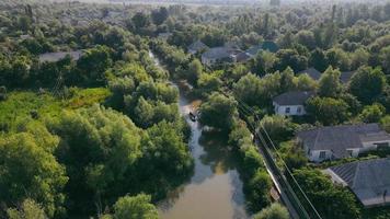 blick von oben auf den motor choven propliva in der nähe des vuzky-kanals, einem kleinen ort. Das Dorf liegt am Wasser. Das Boot ist in der Lage, Aussichten zwischen Siedlungen zu transportieren. video