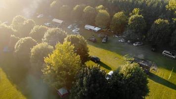 vue aérienne forêt et zone de loisirs, camping dans l'illinois. un endroit où les gens se reposent en Amérique. parc de loisirs avec ses propres voitures. video