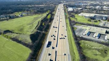 flygning över motorvägen och biltrafik som rör sig i riktning mot storstaden. stor motorväg med tung trafik. video