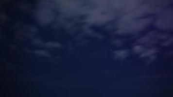 8k nattstjärnor i molnig blå himmel video