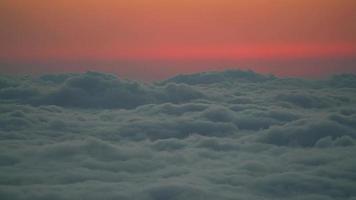 8k avant le lever du soleil sur la mer de nuages video