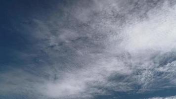 Nubes de capa fina de 8k en cielo azul video