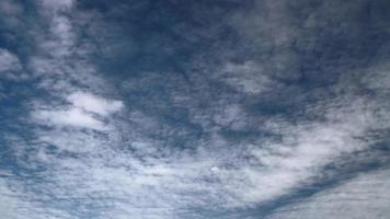 8k tunna lager moln i blå himmel video