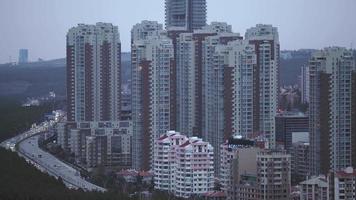 Efecto de tiempo de transición de día a noche de 8k en rascacielos modernos en una ciudad abarrotada video