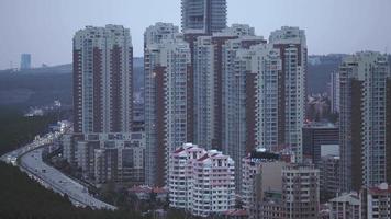 Effet de temps de transition de 8 000 jours à la nuit dans les gratte-ciel modernes d'une ville surpeuplée video