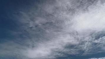 8k nuages en couche mince dans le ciel bleu video