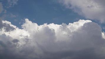 8k variabele gemengde wolken in de lucht video