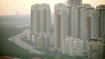 Effet de temps de transition de 8 000 jours à la nuit dans les gratte-ciel modernes d'une ville surpeuplée video