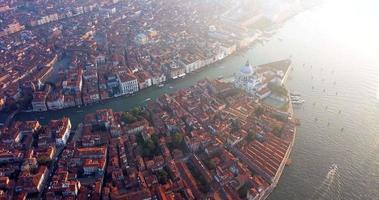 vista do nascer do sol para o centro da cidade de veneza, itália video