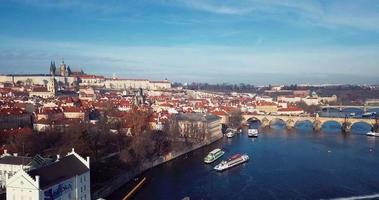 Luchtfoto naar de Karelsbrug die de rivier de vltava oversteekt in praag, tsjechië video