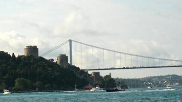 het fort Rumeli en de Fatih Sultan Mehmet-brug bij de Bosporus in Istanbul video