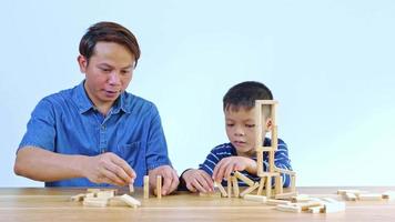 niño asiático jugando con su padre video