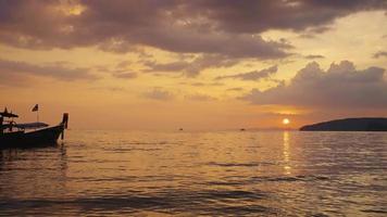 4 januari 2022 een lange staartboten op oa Nang Beach in Krabi Thailand. video