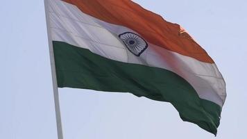 Indien flagga vajar högt på connaught plats med stolthet över blå himmel, Indien flagga vajar, indisk flagga på självständighetsdagen och republikens dag i Indien, tilt up shot, viftande indiska flaggan, flaggor i Indien video