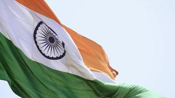 bandeira da índia voando alto no lugar de connaught com orgulho no céu azul, bandeira da índia tremulando, bandeira indiana no dia da independência e dia da república da índia, tiro inclinado, acenando bandeira indiana, bandeiras da índia voando video