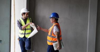 ingeniero civil se da la mano y luego trabaja juntos video