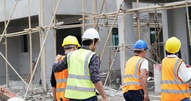 4 ingeniero civil entra a la casa video