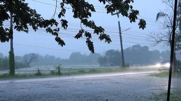 Las fuertes lluvias causadas por la tormenta en la noche, ya que los autos conducían por la carretera, hicieron que el tráfico fuera peligroso, lo que requería precaución en las carreteras rurales de Tailandia. video