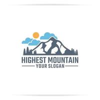 montaña de diseño de logo con cielo y sol vector