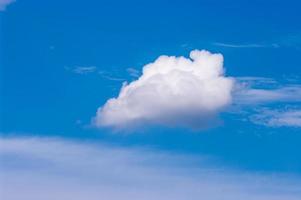 hermosa nube en el cielo azul. paisaje nuboso de la tarde. foto