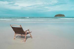 playa limpia de naturaleza tropical y arena blanca en verano con cielo azul claro y bokeh. foto