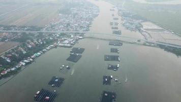 tre båtar seglar vid kuala kurau fiskeby. video