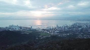 Panoramique aérien gurney à george town pendant le lever du soleil video