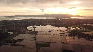 antenn risfält med dramatisk vacker himmel under solen ner. video