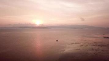 Fliegen Sie über das Meer in der Nähe mit der ersten Brücke von Penang als Hintergrund. video