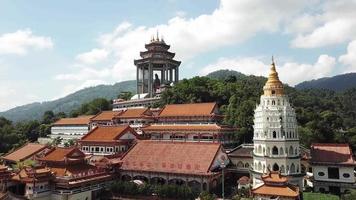 drönarevy av kek lok si buddiest tempel, penang, malaysia. video