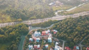 strada vista dall'alto per il parco industriale di bukit minyak da bukit tambun. video