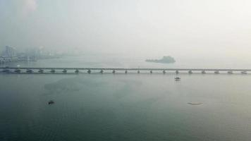 verkeer van auto boot in de buurt van penang bridge. video