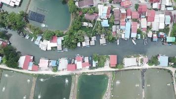 vista de cima para baixo barco do parque do pescador fora da casa em bukit tambun, penang. video