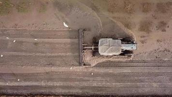 luchtteelt de grond op rijstveld met behulp van tractor video