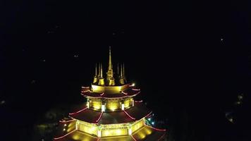 luftaufnahme des kuan yin pavilion tempels und der umgebung bei nacht. video