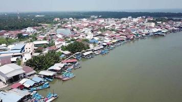 vista aérea vila de pescadores chineses à tarde em sungai udang, penang. video