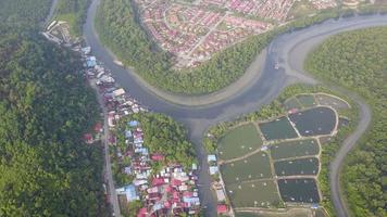 eine Bootsbewegung bei Sungai Junjung teilt Batu Kawan und Bukit Tambun. video