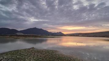 lama seca de timelapse na barragem de mengkuang durante a estação seca video