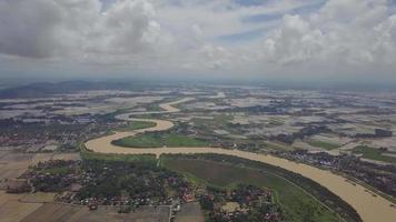 Luftbildkurve Sungai Muda mit überflutetem Reisfeld. video