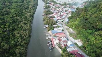 sorvola il tradizionale villaggio di pescatori in malesia, sud-est asiatico. video