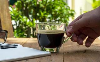 mano sosteniendo una taza de café. foto