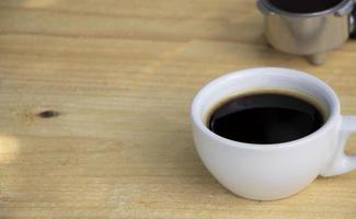 taza de café en tablón de madera. foto