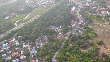 vista aérea de la ciudad de bukit tambun y el cementerio chino. video