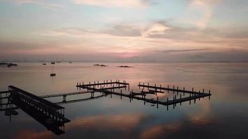 survolez le quai des pêcheurs le matin à jelutong, penang, malaisie. video