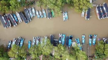 fila de vista aérea del parque de botes cerca del río. video