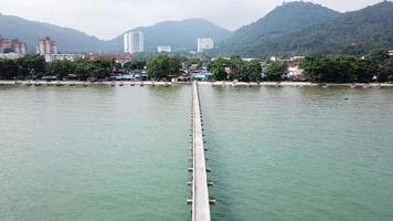 vue aérienne du pont de teluk kumbar en soirée. video