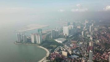 vista aerea tanjung tokong con terreno di bonifica di sfondo video