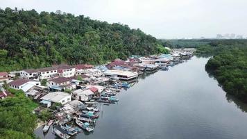 luchtfoto drone bekijk traditioneel chinees vissersdorp in bukit tambun. video